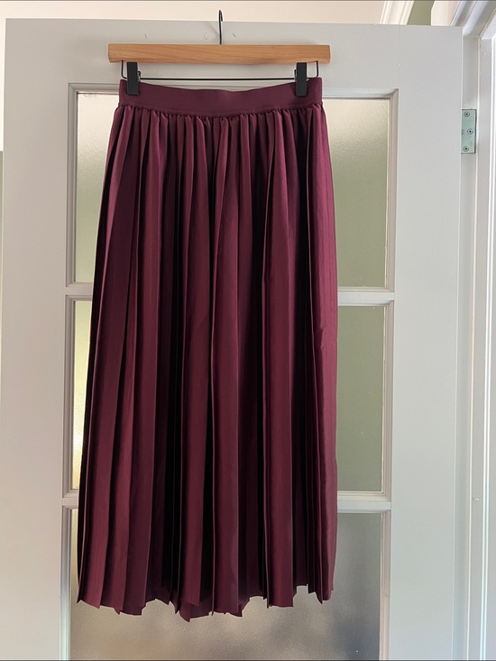lululemon athletica Dresses & Skirts - Lululemon Pleated Midi Skirt Size Small